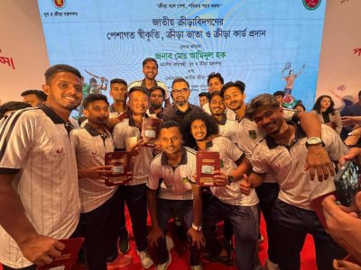 ক্রীড়ামন্ত্রী আমিনুল হকের সঙ্গে হকির খেলোয়াড়রা। 