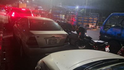 দীর্ঘ লাইন পার হয়ে তেল নিচ্ছেন বাইকাররা (ছবি: বাংলা ট্রিবিউন) 