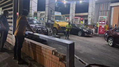 দীর্ঘ লাইন পার হয়ে তেল নিচ্ছেন বাইকাররা (ছবি: বাংলা ট্রিবিউন) 