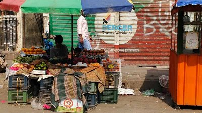 গরমে হাঁসফাঁস অবস্থা ফুটপাতের ব্যবসায়ীদের