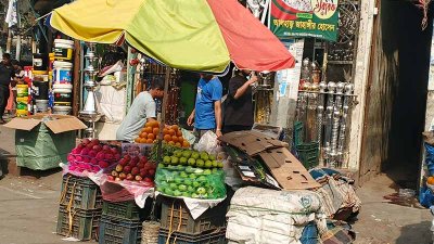 ফুটপাতে ফলের দোকান
