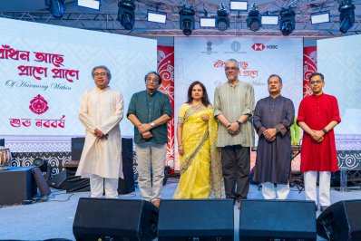 শিল্পীদ্বয়ের দুই পাশে তথ্যমন্ত্রী, ভারতীয় হাইকমিশনার ও স্পন্সর প্রতিষ্ঠানসংশ্লিষ্টরা