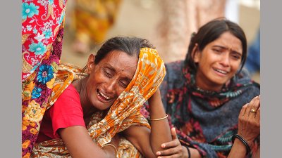 স্বজন হারানো কান্না আজও থামেনি, ছবি: নাসিরুল ইসলাম 