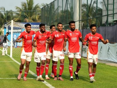 সতীর্থদের সঙ্গে দোরিয়েলতন। 