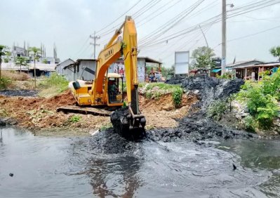 গাজীপুরে খাল পুনঃখনন কাজ চলছে