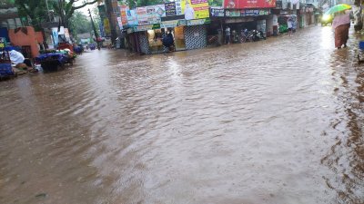 শহরের সড়কে জলাবদ্ধতা