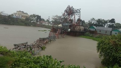 ভেঙে পড়েছে মোবাইল ফোনের টাওয়ার