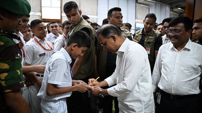 সংসদে আশা শিক্ষার্থীদের অটোগ্রাফ দেন প্রধানমন্ত্রী তারেক রহমান