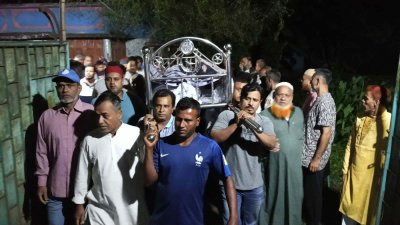 রাতেই জানাজা শেষে যশোর শহরের কারবালা কবরস্থানে দাফন করা হয়েছে