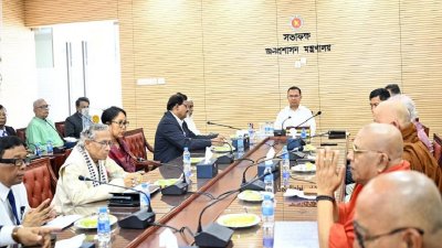 প্রধানমন্ত্রীর সঙ্গে বুদ্ধপূর্ণিমা উপলক্ষে সচিবালয়ের মন্ত্রিপরিষদ বিভাগের জনপ্রশাসন সভাকক্ষে শুভেচ্ছা বিনিময় করেন বৌদ্ধ ধর্মাবলম্বীরা