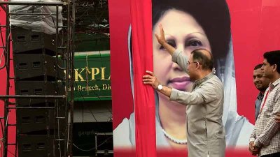 আগত কর্মীদের হাত নেড়ে অভিবাদন জানাচ্ছেন প্রধানমন্ত্রী তারেক রহমান