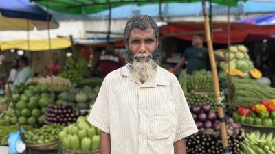 মিরপুর ১ নম্বরের কাঁচাবাজারে মিন্তির কাজ করা তরিকুল। ছবি: বাংলা ট্রিবিউন