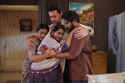 নাটকের কলাকুশলীরা