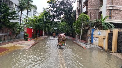রাতভর বৃষ্টিতে সড়কে জলাবদ্ধতা। (ছবি: সাদ্দিক অভি)
