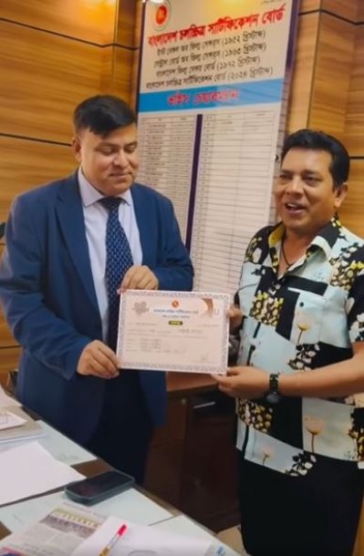 সেন্সর সার্টিফিকেট হাতে বোর্ডের কর্মকর্তাসহ নির্মাতা হাসান জাহাঙ্গির