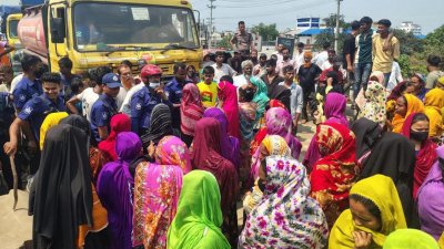 শ্রমিকরা ঢাকা-সিলেট মহাসড়ক অবরোধ করলে দুই পাশে দীর্ঘ যানজট তৈরি হয়