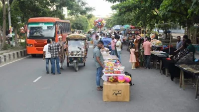 সড়কজুড়ে ভ্রাম্যমাণ দোকান