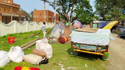 বসেছিল প্রায় শতাধিক দোকান