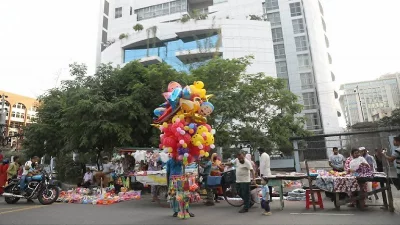 এভাবেই নির্বাচন ভবনের সামনের রাস্তা দখল করে গড়ে উঠেছে ভ্রাম্যমাণ দোকান