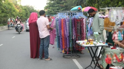 ভ্রাম্যমাণ দোকানে কেনাকাটায় ব্যস্ত ক্রেতারা