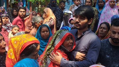 মরদেহ গ্রামের বাড়িতে পৌঁছানোর পর স্বজন আর এলাকাবাসী কান্নায় ভেঙে পড়েন