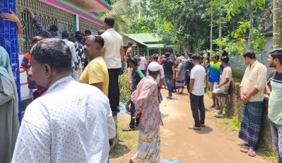 নিহতদের ভাড়া বাসার সামনে স্বজন ও এলাকাবাসীর ভিড়