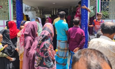তিন সন্তানের লাশ ঘরের মেঝেতে পাশাপাশি পড়ে ছিল