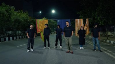 গানটির আবহে চিরকুট-এর সদস্যরা