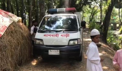সকাল ৬টার দিকে লাশবাহী দুটি অ্যাম্বুলেন্স গোপালগঞ্জের পাইককান্দি ইউনিয়নের উত্তর চরপাড়া গ্রামে পৌঁছায়