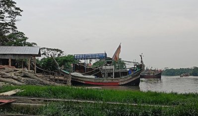 মাছ ধরার নিষেধাজ্ঞার সময়ে অভাব-অনটনের মধ্য দিয়ে দিন কাটে জেলেদের