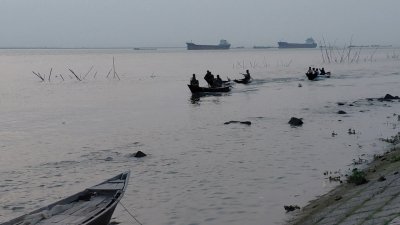 ধারদেনা আর ঋণ নিয়ে কোনোমতে চলছে জেলেদের জীবন