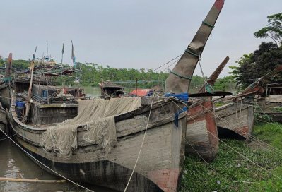 মাছ ধরায় নিষেধাজ্ঞা থাকায় সাগরে যেতে পারছেন না জেলেরা