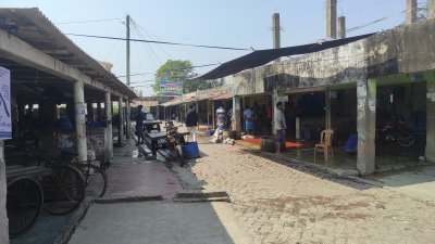 মহেশ্বরকাঠি আড়তে নেই জেলেদের আনাগোনা