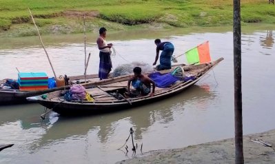 অনেক জেলে ধার-দেনা করে নদীতে নামলেও মাছ না পেয়ে খালি হাতে ঘাটে ফিরছেন