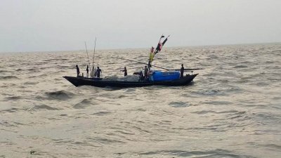 কয়েক দিন পেরিয়ে গেলেও কাঙ্ক্ষিত ইলিশ না পাওয়ায় এখন হতাশা বাড়ছে উপকূলজুড়ে