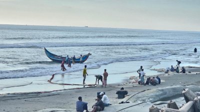 নিষেধাজ্ঞার দেড়-দুই মাস আগ থেকে নাফ নদী ও বঙ্গোপসাগরে মাছ ধরতে যেতে পারেননি জেলেরা