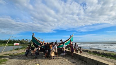 মৎস্য কর্মকর্তারা বলছেন, বাংলাদেশের নদ-নদী ও সমুদ্রে সবমিলিয়ে ৭৩৫টির বেশি প্রজাতির মাছ পাওয়া যায়