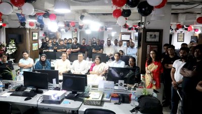 যুগপূর্তি উদযাপনে বাংলা ট্রিবিউনের কর্মীদের একাংশ