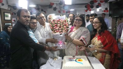 বাংলা ট্রিবিউনের নির্বাহী সম্পাদককে ফুল দিয়ে শুভেচ্ছা জানাচ্ছেন ঢাকা ট্রিবিউনের সম্পাদক