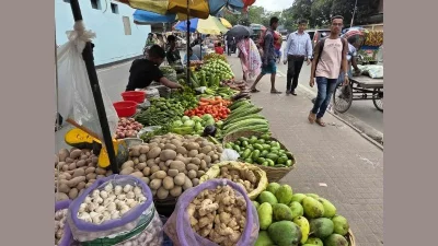 হাঁটার জন্য তৈরি ফুটপাত এখন অনেক এলাকায় কার্যত হকার মার্কেটে পরিণত হয়েছে (ছবি: নাসিরুল ইসলাম) 