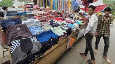 হাঁটার জন্য তৈরি ফুটপাত এখন অনেক এলাকায় কার্যত হকার মার্কেটে পরিণত হয়েছে (ছবি: নাসিরুল ইসলাম) 