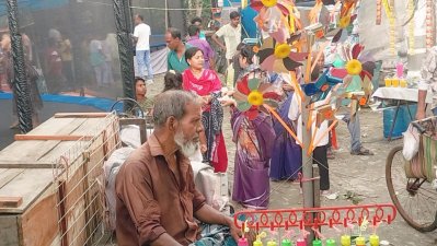 মেলায় বসেছে নানারকম জিনিসের দোকান
