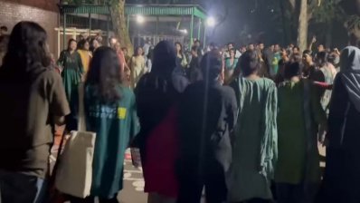 রাতভর উপাচার্যের বাসভবনের সামনে অবস্থান করে বিক্ষোভ করেন শিক্ষার্থী