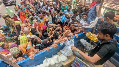 ঈদ উপলক্ষে কম দামে পণ্য বিক্রি করছে টিসিবি (ছবি: নাসিরুল ইসলাম)