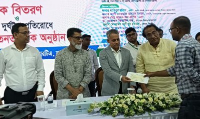 বাসডুবির ঘটনায় ক্ষতিগ্রস্তদের মধ্যে চেক বিতরণ অনুষ্ঠানে প্রধান অতিথির বক্তব্য দেন সড়ক পরিবহন ও সেতুমন্ত্রী শেখ রবিউল আলম