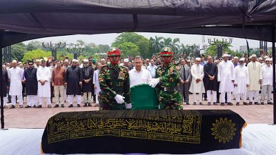 প্রধানমন্ত্রীপুষ্পস্তবক অর্পণের মাধ্যমে মিজানুর রহমান সিনহার প্রতি শ্রদ্ধা নিবেদন করেন