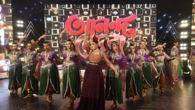 বর্ণিল আয়োজনে নৃত্য পরিবেশন করছেন সাদিয়া ইসলাম মৌ