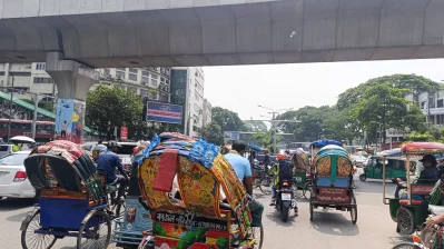 ব্যাটারিচালিত অটোরিকশাগুলো নিয়ম ভঙ্গ করে এগিয়ে গেলেও সাবধানে পাড়াপাড় করছেন বাইকাররা। ছবি: বাংলা ট্রিবিউন