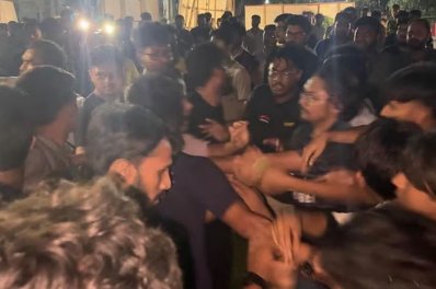 ইসলামী বিশ্ববিদ্যালয়ের বাসের ভেতরে দুই বিভাগের শিক্ষার্থীদের মধ্যে দফায় দফায় সংঘর্ষের ঘটনা ঘটেছে