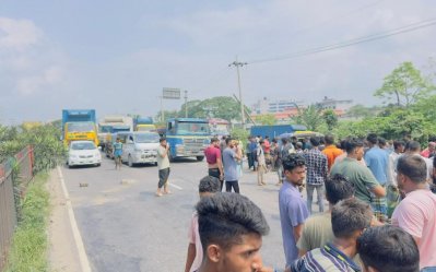 সড়কে লাশ রেখে বিক্ষোভ করেছেন স্বজনরা